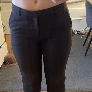 Lågmidjade kostymbyxor🤎 - ❤️❗️BETALNING SKER VIA SWISH❗️❤️ Bruna Lågmidjade kostymbyxor från nelly i storlek M, passar bra i längden på mig som är 171cm
