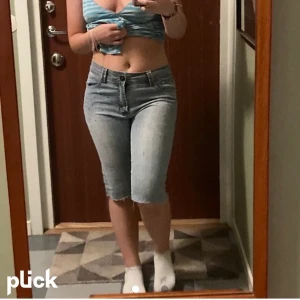 Humana - Snygga lite längre jeans. Skit snygga paljetter. Inte använt mycket. Väldigt sköna och stretchiga matrial. Skriv privat för fler bilder/frågor. Köparen står för frakten!💕