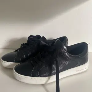 svarta Äkta Michael kors skor i storlek 35 sälj då dom har blivit lite för små. Köptes för 2000. Bra skick andvända fåtal gånger 