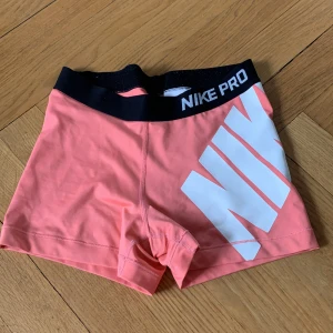 Nike PRO shorts - Storlek Medium.  Använda några få gånger så ser helt nya ut. Inga sprickor på märket på sidan.  Säljes pga för små