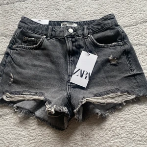 Gråa jeans shorts  - Grå jeans shorts. Jätte snygga. Säljer för att dem är för stora. I Stlk 36 men sitter som 38.