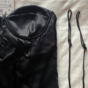 Zara - En as snygg silkes body ifrån zara, storlek m, aldrig använd nypris: 299 