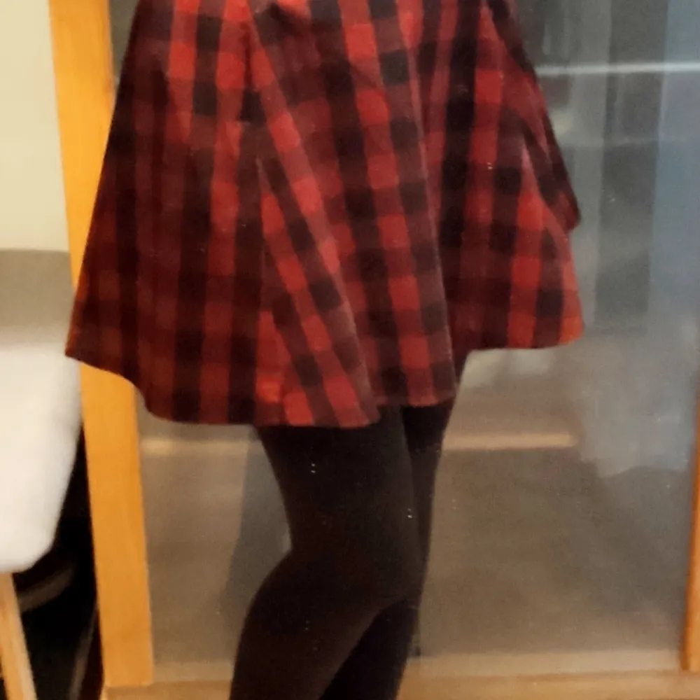 Red black plaid mini skirt, A line, Medium size. Kjolar.