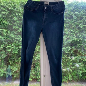 Acnejeans i stretch - Har några år på nacken men väldigt lite använda. Inget att anmärka på. Skickar gärna fler bilder. 