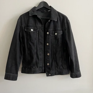 Jeansjacka, H&M  - En fin Jeansjacka från H&M i en urtvättad stil. I storlek 36💕. 