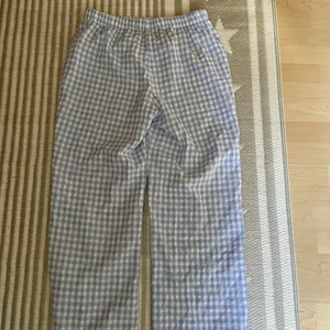 Shein byxor  - Shein byxor Rutiga  Färg: blå och vit rutiga.   Aldrig använda. Inga Defekter eller så!😊 St. L 