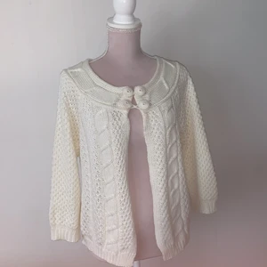Stickad kofta  - Vit stickad mysig kofta, 99kr. Perfekt för våren i storlek S❤️