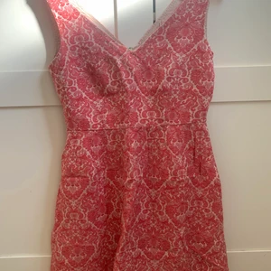 Max & Co klänning - Fin klänning från Max & Co. Fint mönstrad med samma v ringning fram som bak. Tyvärr vuxit ur den. Strl XS. 77 lång och 67 i midjemått. 