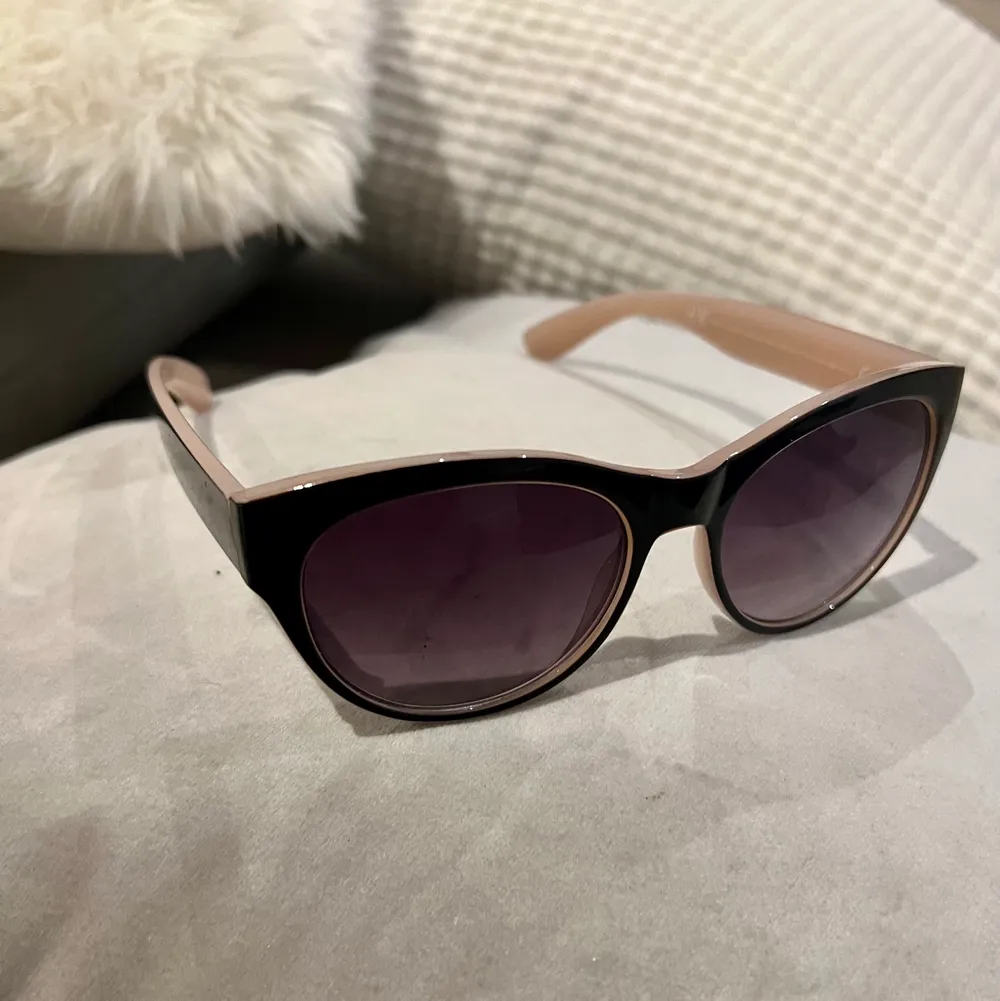 Solglasögon från H&M, sparsamt använda 🌸 . Accessoarer.