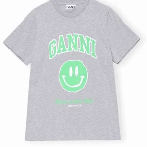 Ganni tshirt - Säljer mkn fina ganni tshirt då den inte kommer till använding, har inte använt den så myxket och är som ny❤️❤️