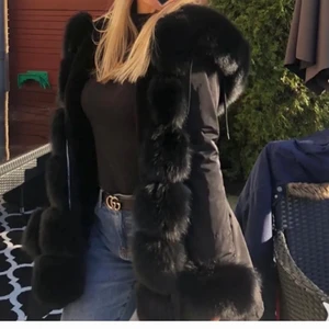 Svart parka jacka - Svart äkta parka jacka! Är både vinter/ höst jacka. Köpt för 3000kr. Kan mötas upp i Stockholm❣️ 1300 för snabba affärer!!