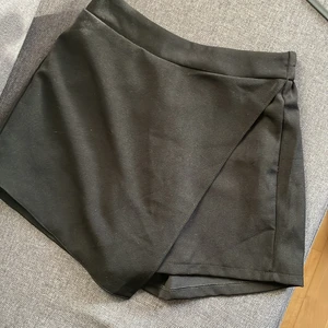 Shorts-kjol, svart XS - Stretchig byx-kjol/shorts/kjol med riktig fin framsida 🙈 använt ett par gånger. Bekväma, inga dragkedjor eller dylikt. Lite nopprig på baksidan bara.