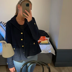 Blå kappa  - Säljer  denna fina tunna kappa med guldknappar och fin slits där bak! Bättre pris vid snabb affär! Jackan kommer från Lindex i storlek S! 