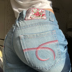 Jeans - ❗️Säljer för 250 istället❗️Jättegulliga jeans från Gina med fina detaljer. Säljer då de är alldeles för stora. Lite slitna längst ner där byxbenet slutar. Skriv gärna ifall du har frågor💕