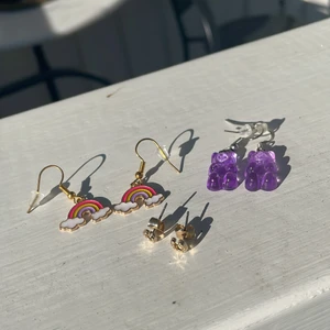 Säljer mina örhängen, aldrig använda  - Hästhovar örhängen, Regnbågar och lila gummibjörnar💞😊