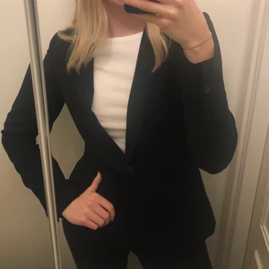 Kavaj/blazer - En svart kavaj från hm köpt på Sellpy! Plagget är i storleken M, men är liten i storleken så skulle säga att den även passar XS och S. Säljer då den inte passar mig tyvärr💘