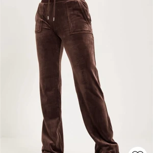 Juicy couture  - Säljer mitt bruna juicy set då de inte riktigt va min färg o ja tyckte storleken va lite för perfekt då ja heller vill ha lite större, använd få tal gånger men köpte Av en på plick inte använd så mycket av henne heller fler bilder kan självklart skickas💕