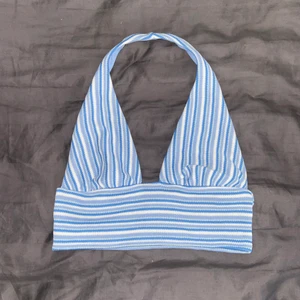 Topp  - En topp från HM i stl: M , säljer för den är för stor för mig. Endast testad🥰 60kr plus Frakt