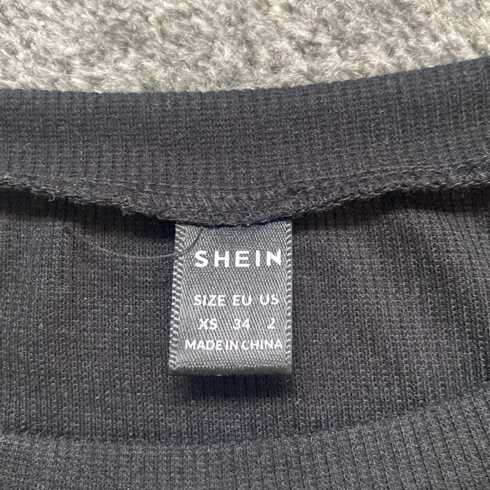 Den här tröjan som är lite ribbad är ifrån SHEIN.💗💗Säljer den pågrund av att jag aldrig använder den och att den är lite liten för mig💕. Toppar.
