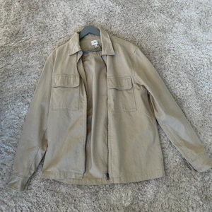Overshirt  - Beige overshirt jacka från HM i storlek M  Helt ny, oanvänd