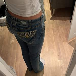 Skit coola jeans!! Storlek 27/34, innerbenslängden är ca 84cm. Skriv i Dm 💞💞