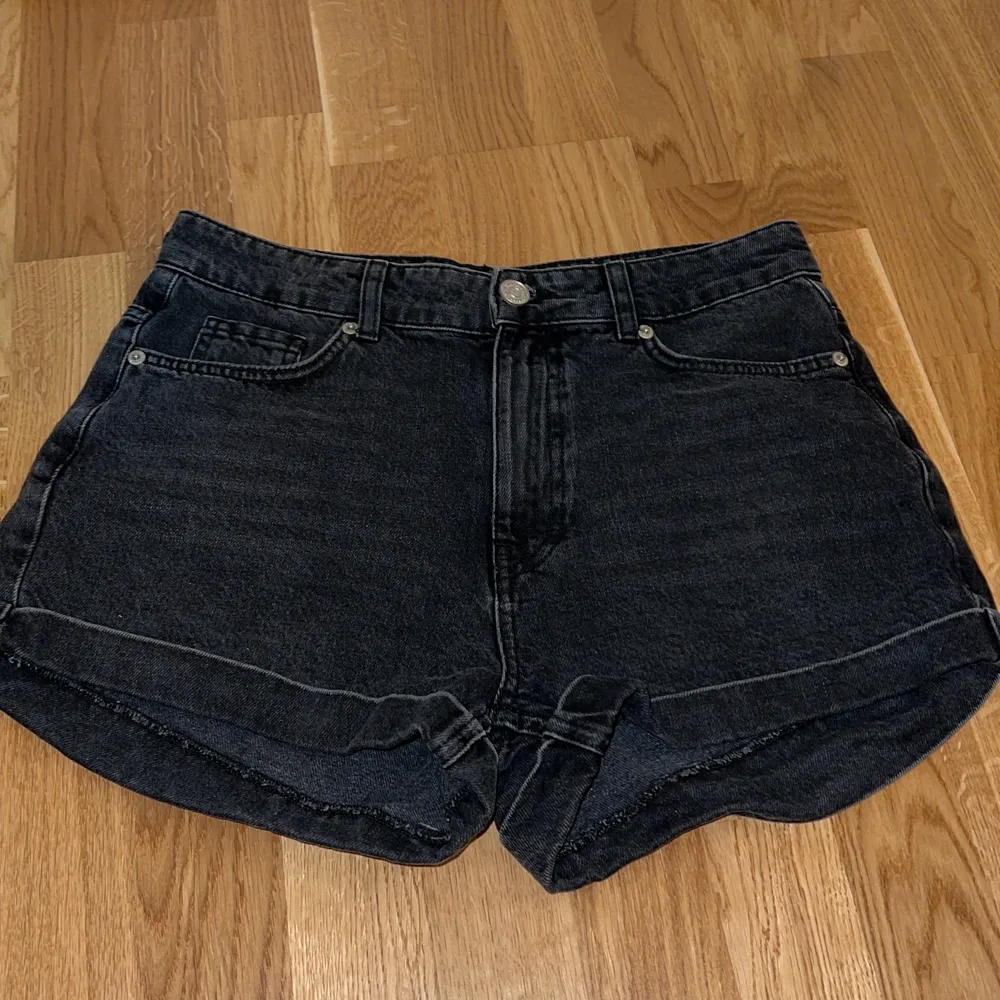 Shorts från Gina tricot i storlek 38 som aldrig är använda, passar 36 också. . Shorts.