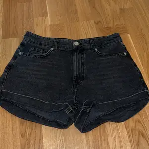 Shorts från Gina tricot i storlek 38 som aldrig är använda, passar 36 också. 