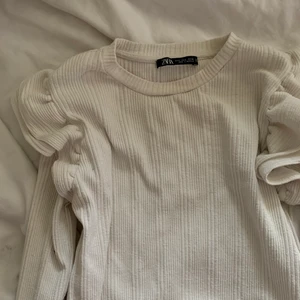 Långärmad tröja från zara <33 - Säljer denna fina toppen <3 Den är i storlek s 
