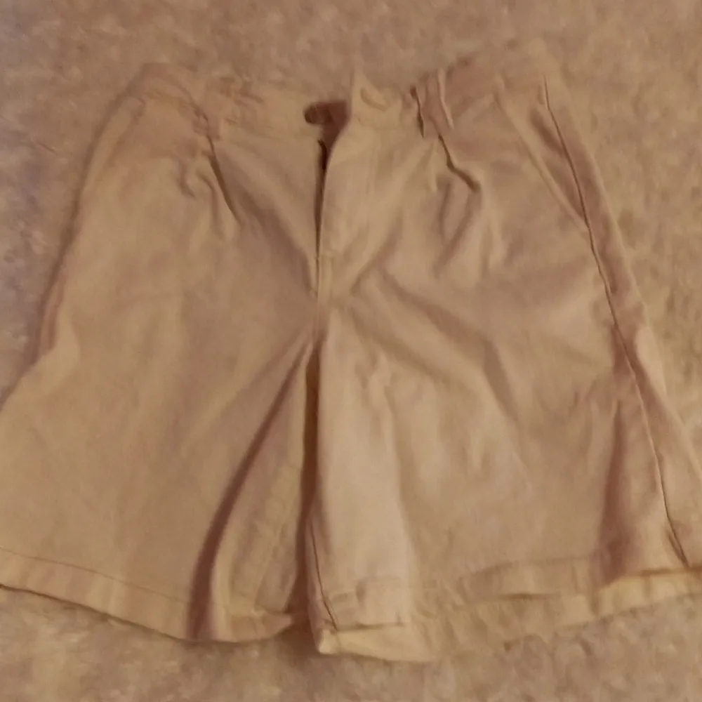 Vita shorts jätte fina säljer pga att den inte kommer till användning andvänd 3-4 gånger. Storlek 140 cm. Köparen står för frakt.. Shorts.