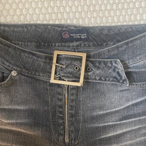 2000s Jeans  - Världens coolaste lågmidjade 2000s Jeans köpta på humana. Står storlek 34 men passar på mig som har storlek m. Sjukt snygga detaljer🤠