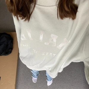 Ljusgrön tröja - Säljer en ljusgrön tröja från hm i storlek M. Det står ”Malibu state of mind” på framsidan men det syns inte så tydligt eftersom tröjan är välanvänd. Jättefin ljusgrön färg❤️