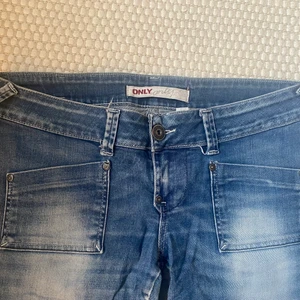 Only jeans  - Snygga lågmidjade jeans från märket ONLY. Coola fickor på framsidan🤠