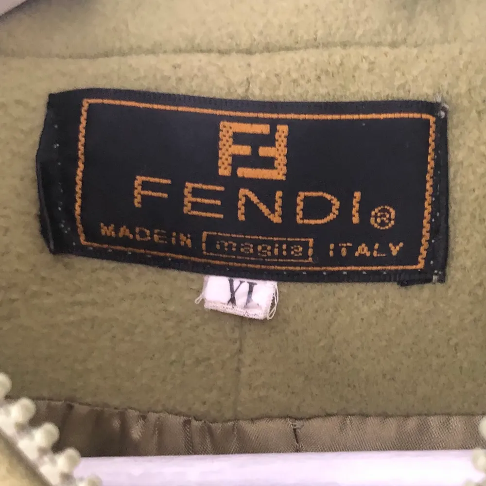 Vintage Fendi jacka med smickrande figur och markerade axlar. Kashmir. . Jackor.