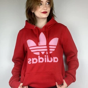 Adidas Hoodie - Gosig  röd/rosa adidashoodie med luva. Mysigt basplagg att ha. Säljer för får ingen användning av den. Inte äkta.   Köparen står för frakt.