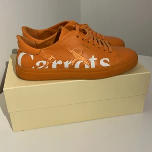 Axel Arigato x Carrots - Storlek 43 bra skick använda fåtal gånger box och kvitto finns nypris:1999kr