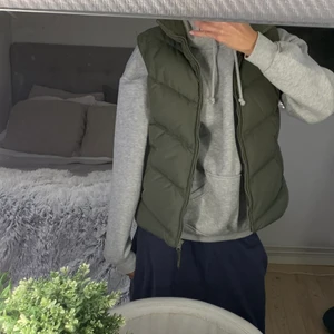 Grön väst - Säljer min gröna väst från zoul i bra skick!!  Säljer då jag inte andvänder längre!!💕