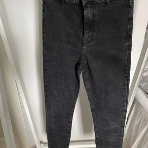 Skinny jeans i stl 38 men skulle säga att de är mer 36✨ Köparen står för frakten, kan mötas upp i Kalmar!