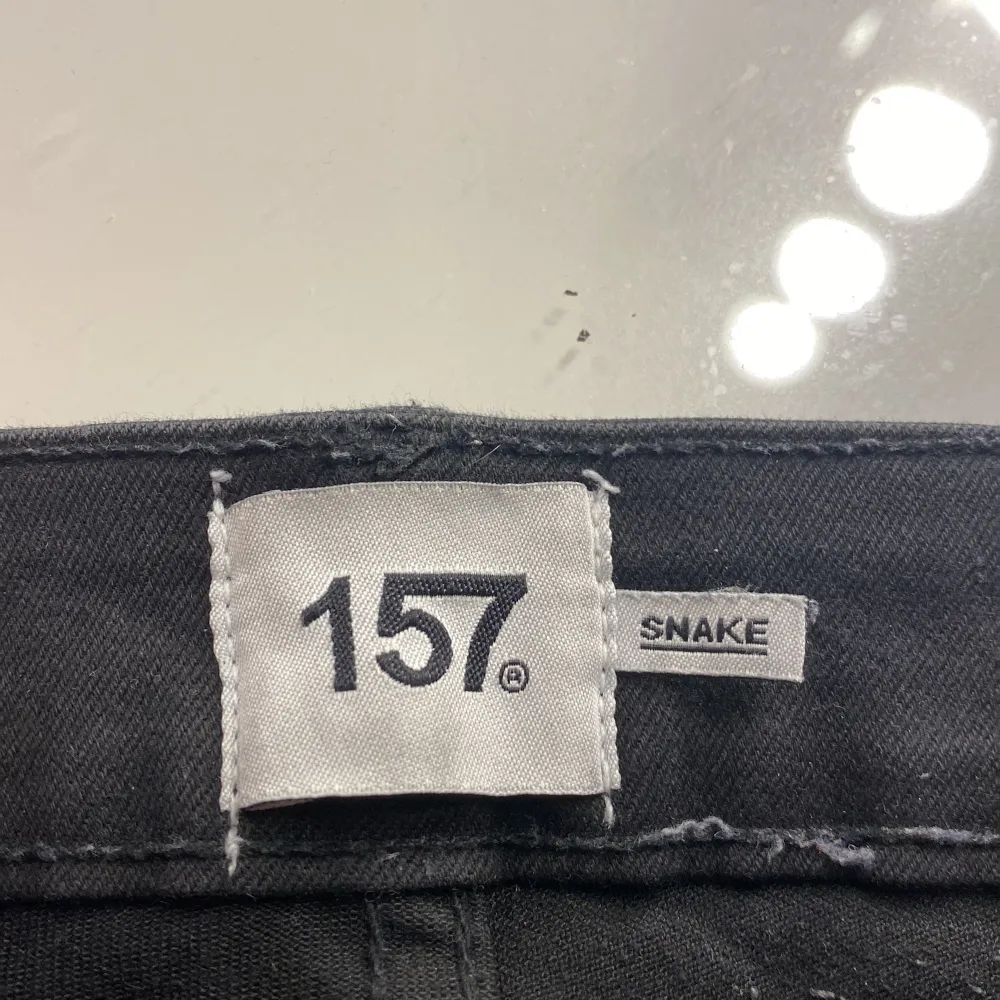 Säljer ett par snake jeans från lager 157 i storlek S. Säljer pga dom är för stora och kommer inte till användning, dom är även ganska stretchiga och använd fåtal gånger därför säljer jag för 70 + frakt, original pris 200.. Jeans & Byxor.