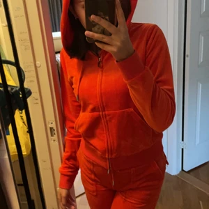 Juicy couture  - Säljer mitt oranga juicy sett efter som jag inte använder så ofta. 