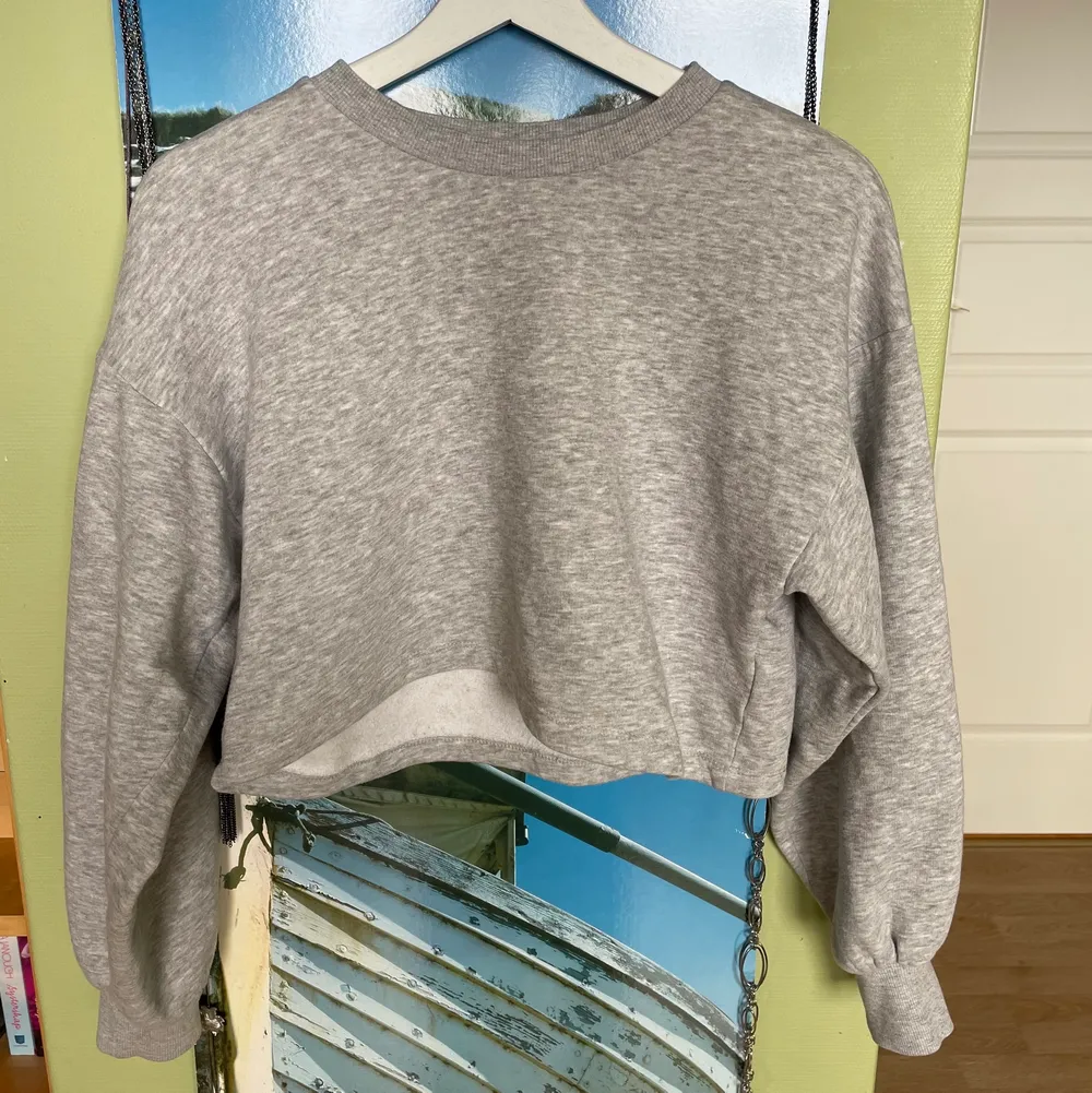 En kort, klassisk grå sweatshirt från Gina tricot i storlek XS. Jättemjukt och skönt material inne och säljer då jag inte har någon användning för den. Köparen står för eventuell frakt!. Hoodies.