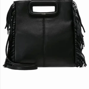 Maje väska  - Säljer min svarta skinn stora maje väska , köpt i julas lite sliten/andvänd men bra skick!💕