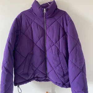 Lila jacka  - Lila jacka från h&m, jackan är i storlek s men skulle säga att den är stor i storleken och passar m också. Jackan är använd ca 1 gång. Och det är absolut inget fel på jackan.💕