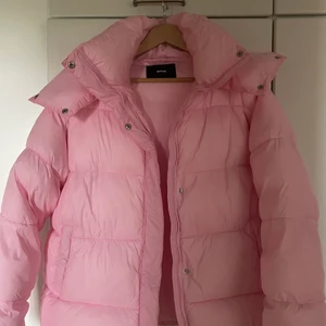 Snygg Jacka - Säljer nu min jättefina rosa puff jacka från Bikbok i storlek L. Köpte den för längesen men aldrig använt, skriv om du har några frågor💞💞