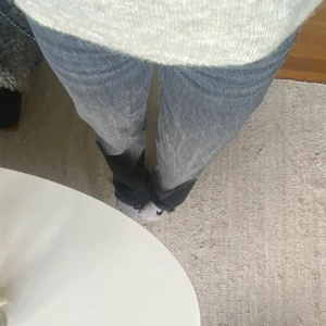 grå mid rise zara jeans - jeans från zara, skriv för fler bilder 💕 BETALA VIA SWISH INTE DIREKT I APPEN TACK! postar spårbart 🙌🏽