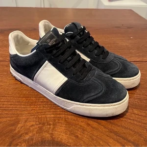 Valentino Flycrew - Säljer nu mina Mörk blåa Valentino Flycrew. Fint skick men de fattas två nitar på bakre delen av skorna det är dock inget som syns tydligt!🌸 av många intresserade blir det budgivning🌟