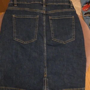 Blå jeanskjol - En jeanskjol i mer stretchigt material från Cubus i Mosel JANE SKIRT💕 jätte bra skick och endast använd några gånger