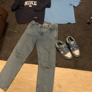 Outfit pack  - Outfit pack. Allt passar XS-S! Jeans: Dr denim straight fit nypris 599kr. T-Shirt: Jordan Light Blue Tee nypris 329kr.  Hoodie: vintage Nike Hoodie pris: ??? Skor: Sålda✅. Om du vill köpa enskilda plagg kolla mitt konto!