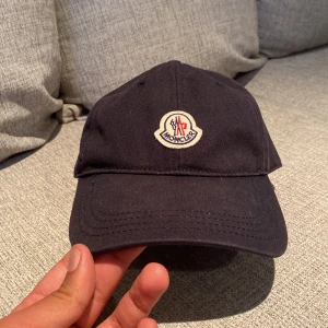 Moncler keps - Sick:7 av 10 Äkta  Ny pris: 1400 Snabb köp: 600 kan diskuteras   