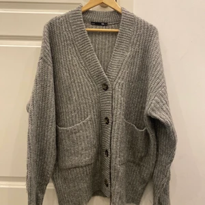 Stickad tröja  - Hej säljer denna gosingen från lager 157 i storlek L. Aldrig använd Priset kan diskuteras :) 