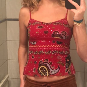 Röd meshtop - En röd top i barnstorlek med mönster men passar som en XS/S. 